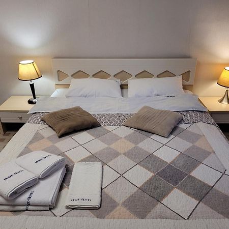 Home Hotel Apartments On Khreshchatyk Area キエフ エクステリア 写真