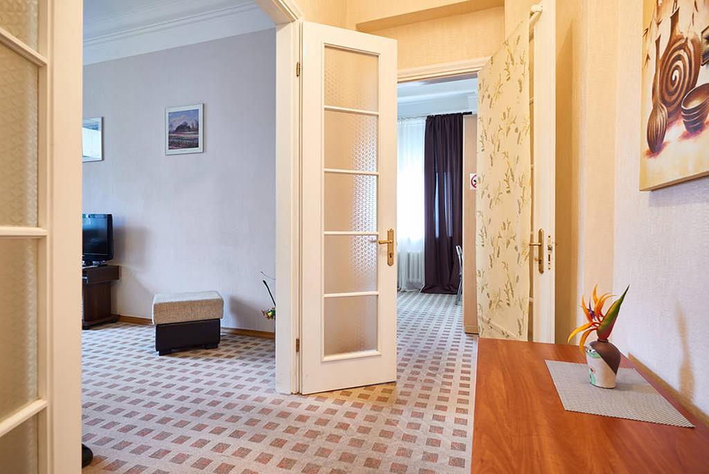 Home Hotel Apartments On Khreshchatyk Area キエフ エクステリア 写真